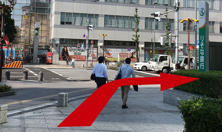 <p>今池駅の7番出口より出て、「りそな銀行」さんの看板を右にお進みください。</p>