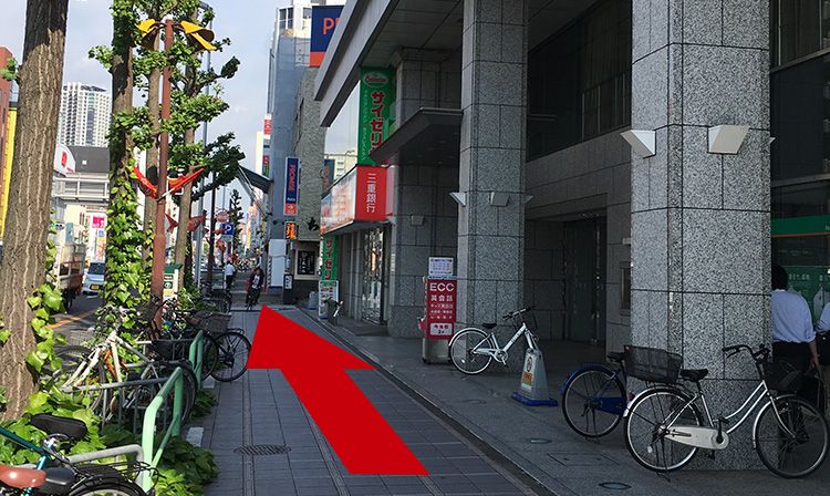 <p>「サイゼリア」さんや「りそな銀行」さんのある通りを直進してください。</p>