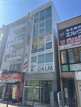 南柏駅東口の右側の階段を降りてください。ローソンさんがありますので、その2件隣の1階に理容室があるビルの3階にございます。